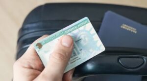 ¿Puedo perder mi green card si viajo esperando mi ciudadanía?